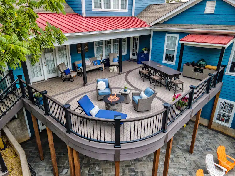 Elevated deck with curves and outdoor furniture